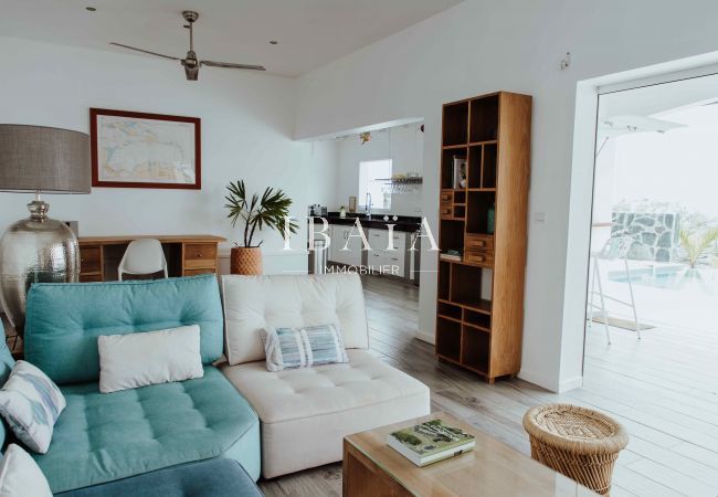 Salon intérieur luxueux de la villa haut de gamme aux Antilles, offrant un espace de détente confortable et élégant