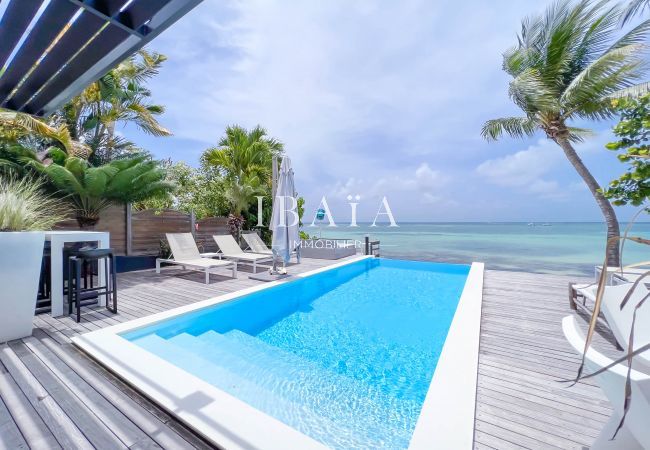 Piscine à débordement face à l'océan, lagon de Saint François, deck et terrasse en bois