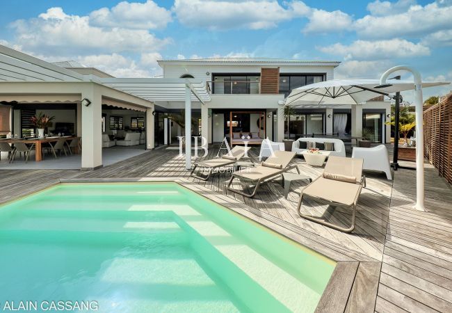 Maison contemporaine avec piscine, terrasse en bois et décoration extérieure