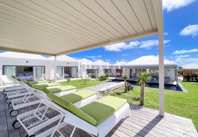 Terrasse détente avec chaises longues