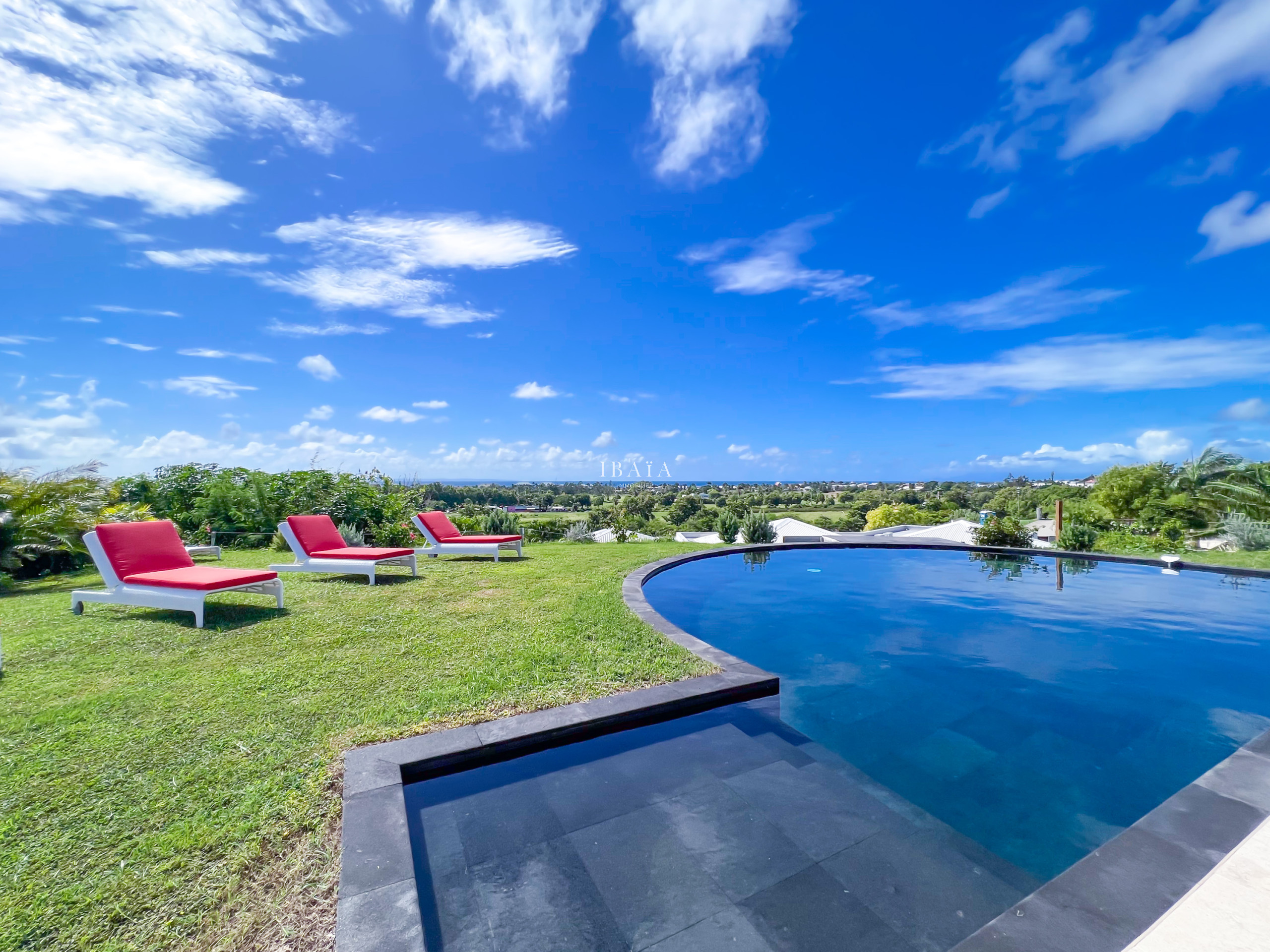 Chaises longues et piscine infinity