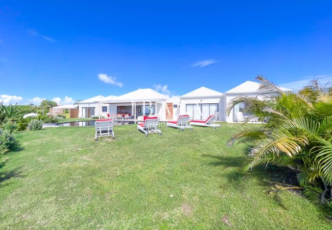 Villa avec jardin et chaises longues