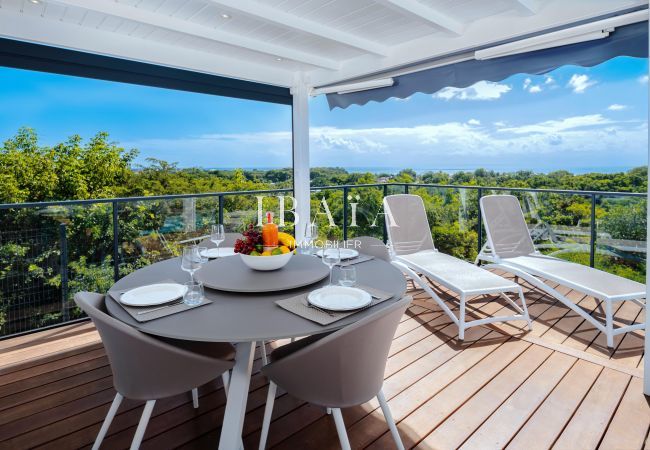 Table dressée sur une terrasse avec vue sur la nature