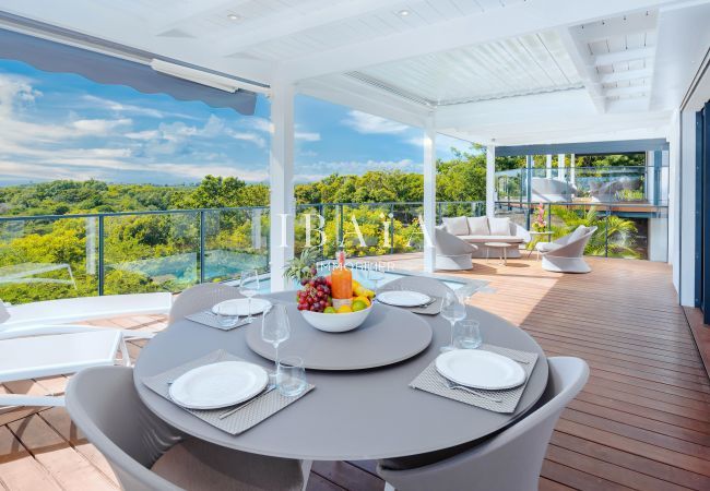 Terrasse extérieure avec table dressée et vue sur la nature