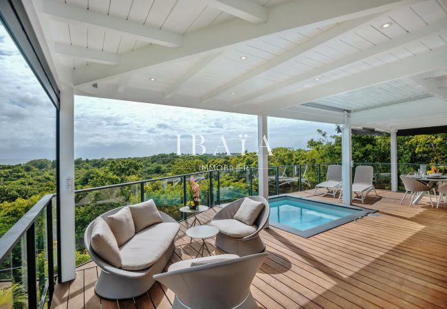 Terrasse avec piscine et vue sur la forêt