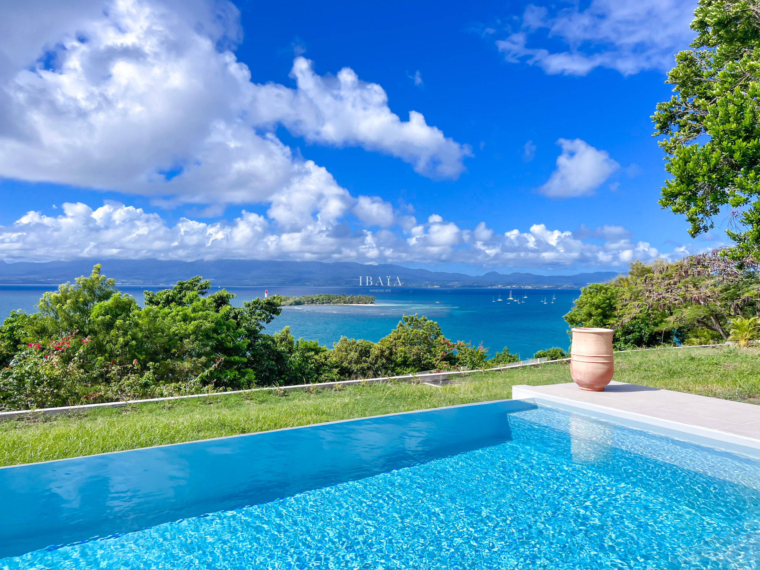 Piscine à débordement vue mer