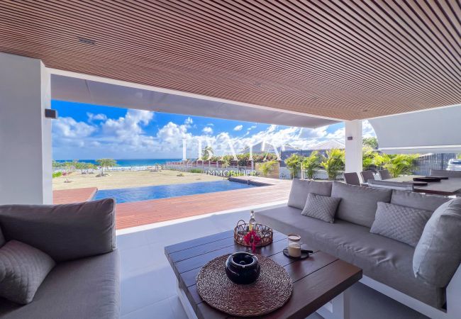 Salon extérieur avec vue sur piscine