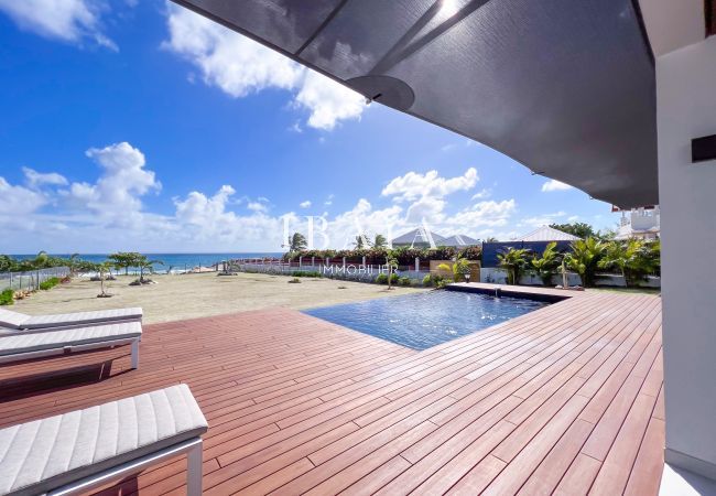 Terrasse bois avec piscine et vue mer
