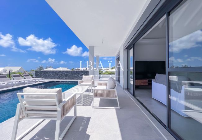 Terrasse élégante de villa avec vue piscine