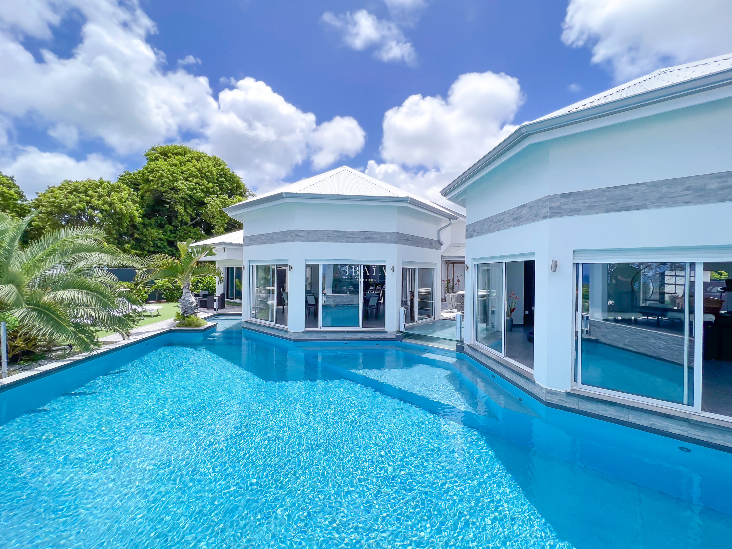 Une villa moderne avec piscine ensoleillée
