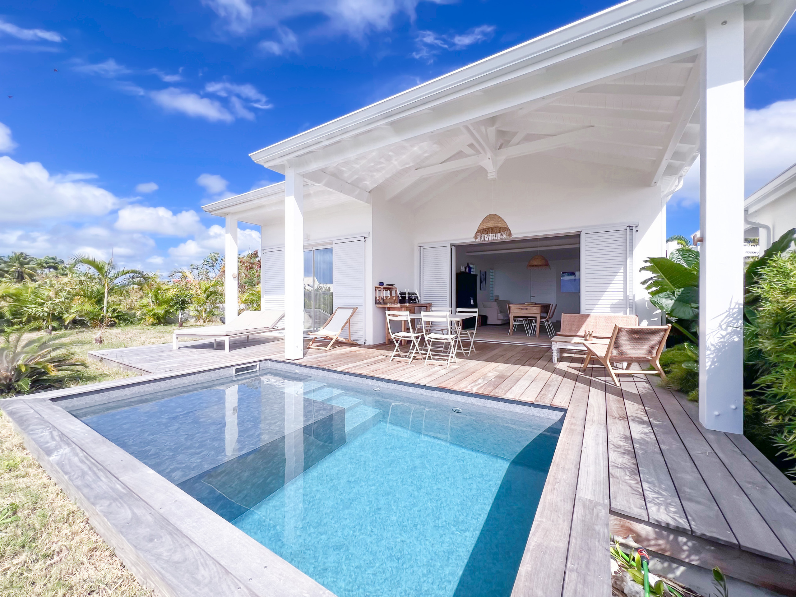 Terrasse et piscine privée de la Villa Rives Fleuries en Guadeloupe