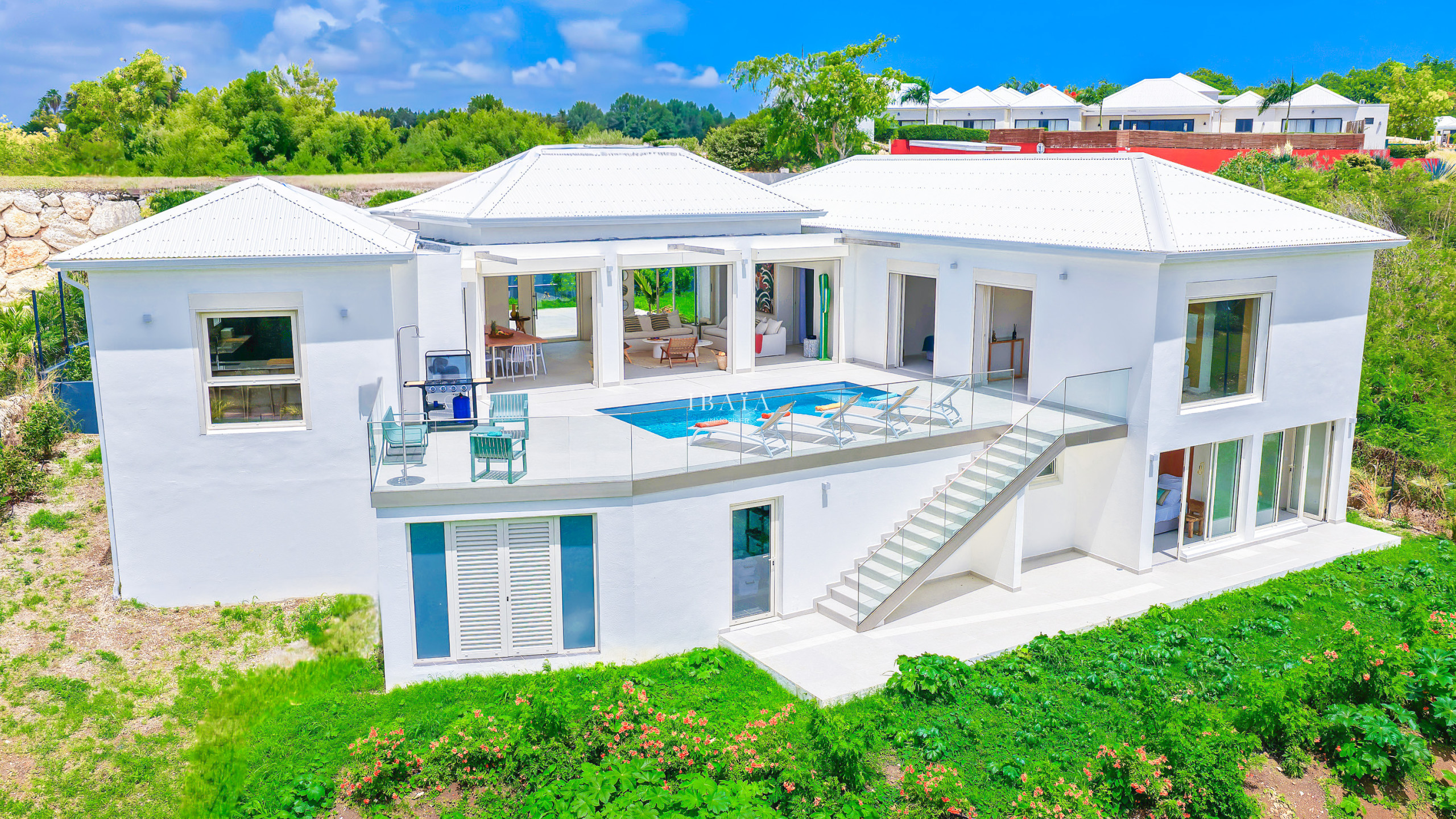 Villa moderne blanche avec piscine sur terrasse