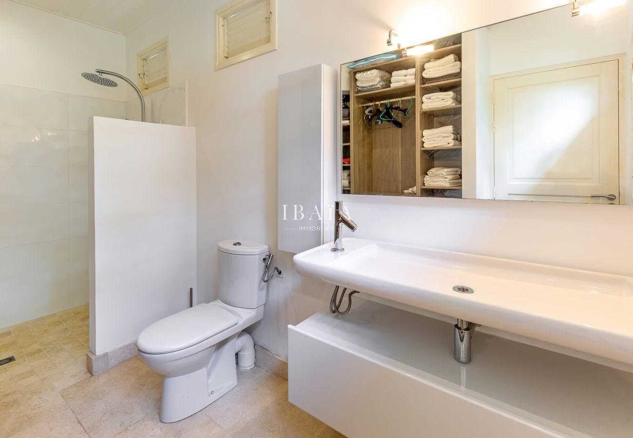 Salle de bain avec douche à l'italienne
