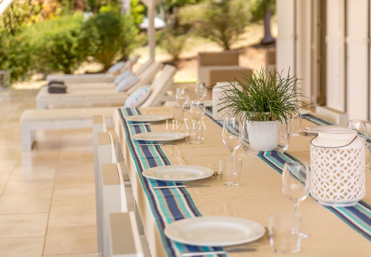 Grande table à manger avec vue sur la piscine et la mer