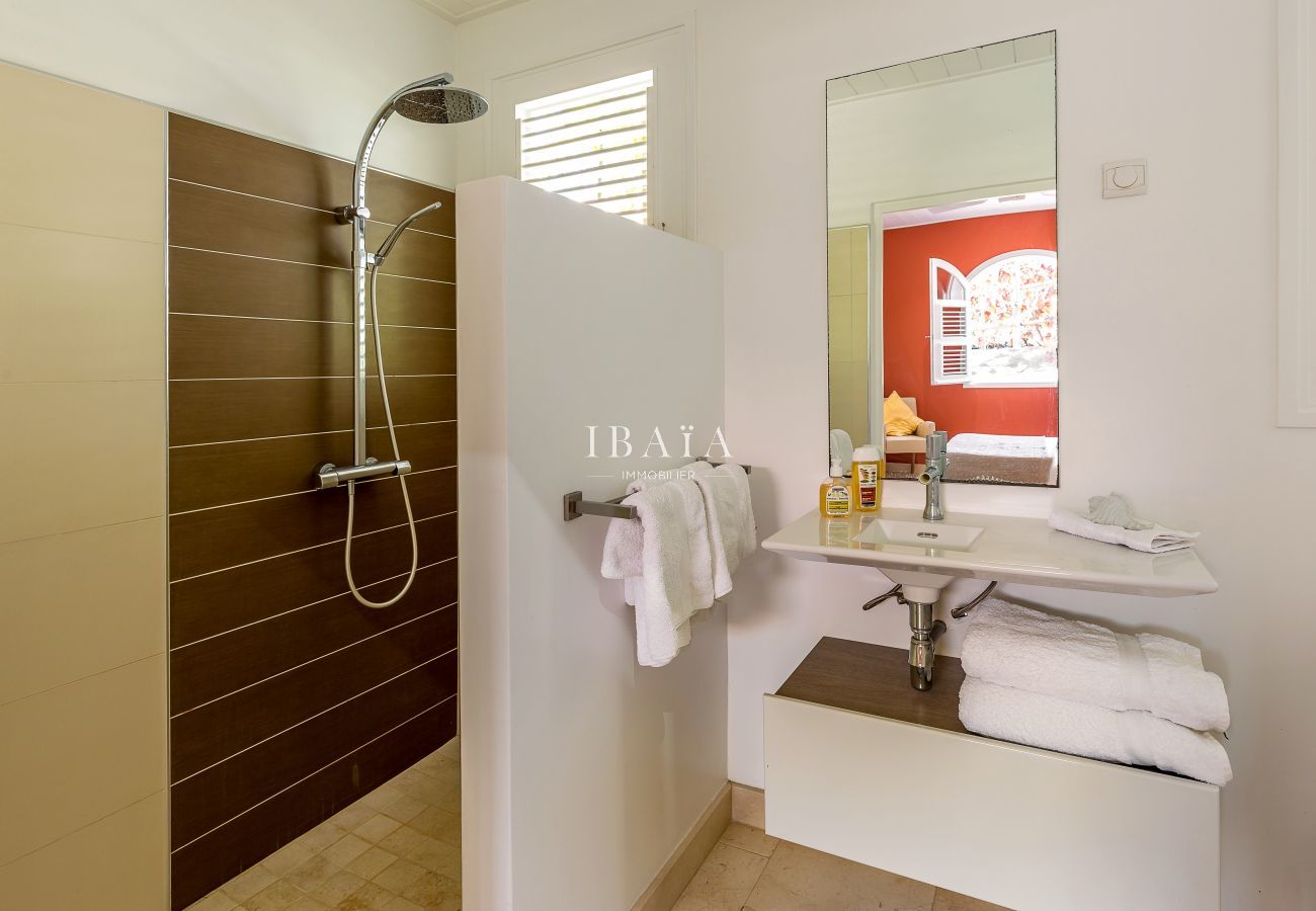 Belle Salle de bain avec douche à l'italienne