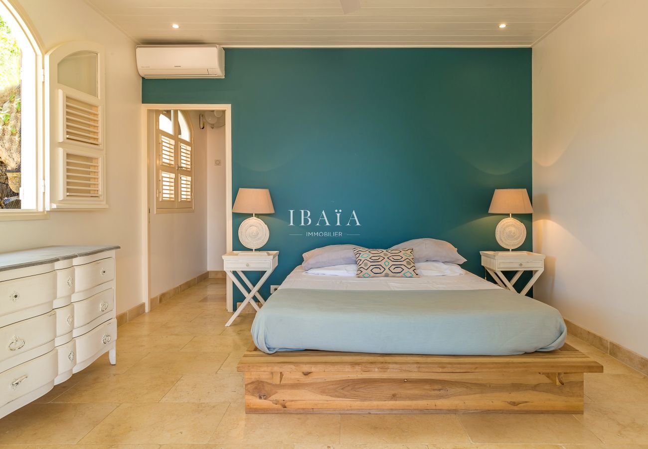 Grande chambre à coucher climatisée équipée de grandes ouvertures