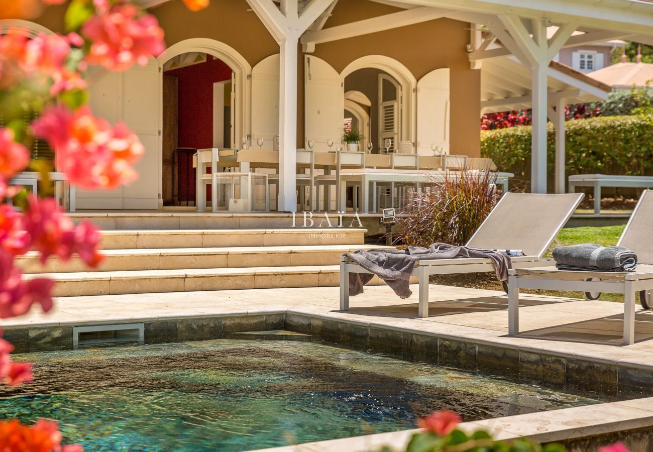 Superbe piscine et terrasse idéales pour se détendre
