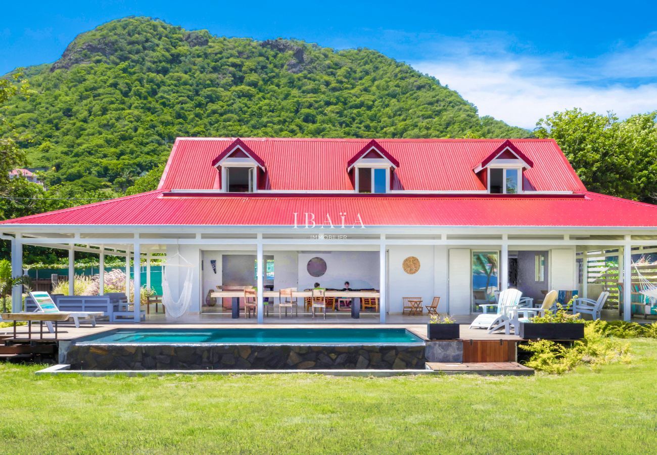 Belle maison traditionnelle créole avec terrasse et piscine face à la mer