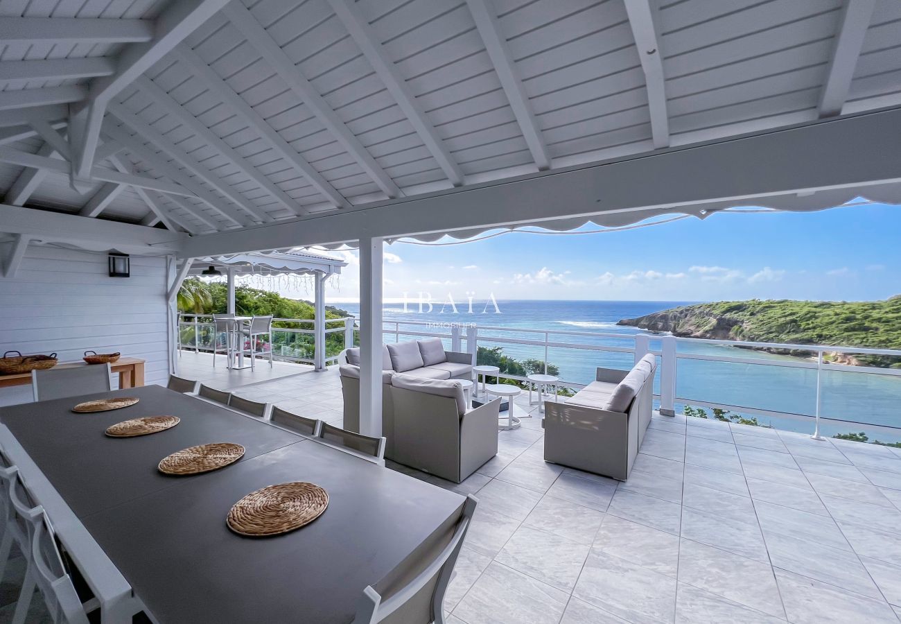 Table à manger et salon d'extérieur sur la terrasse avec vue sur l'océan