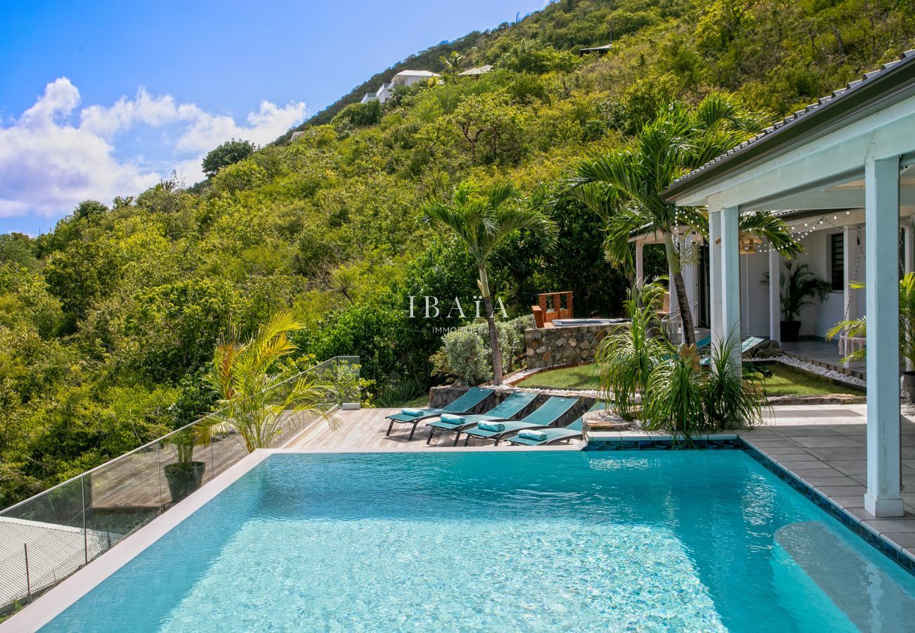Piscine et terrasse orientées vers la mer sans vis à vis