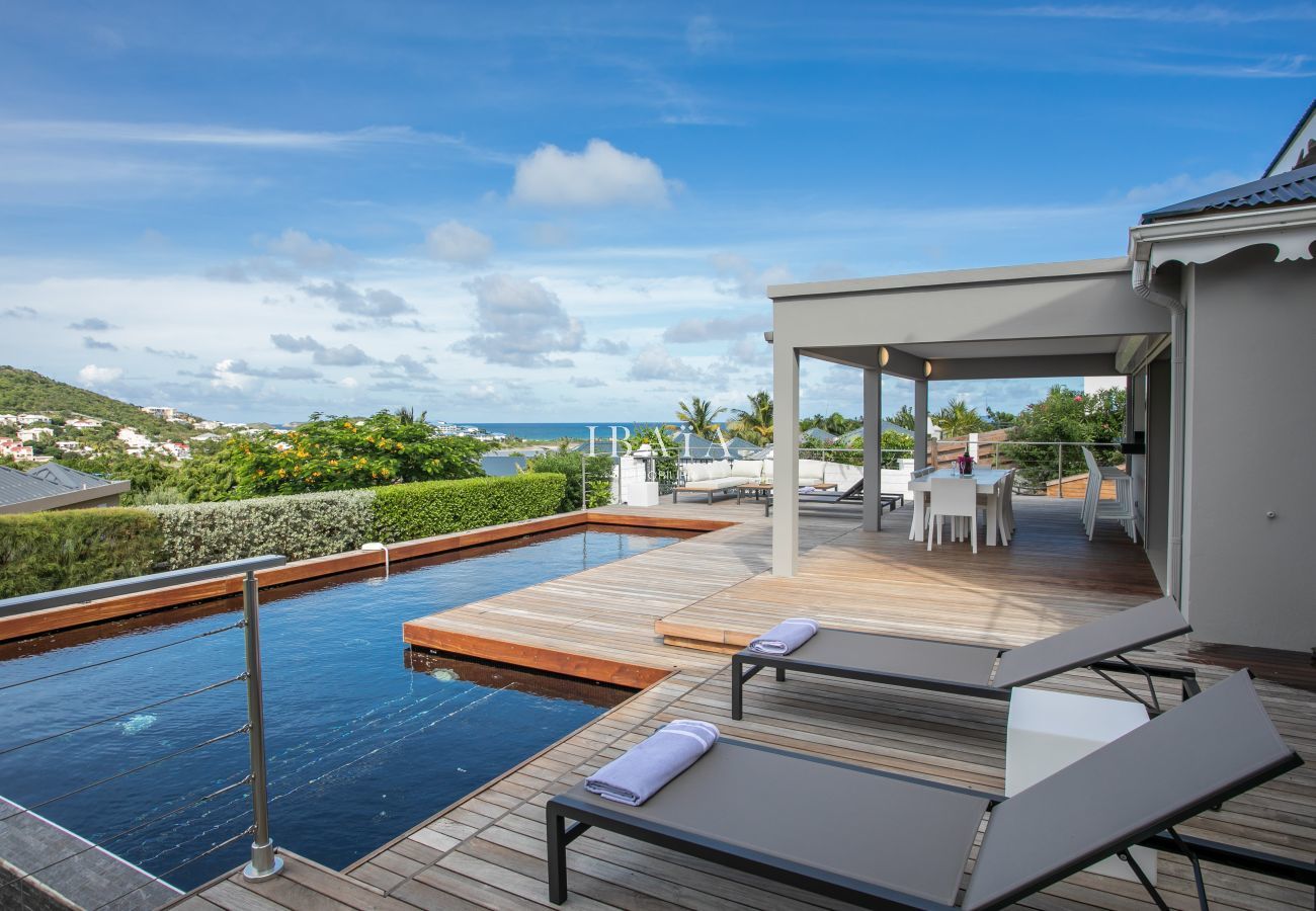 Piscine avec transats villa haut de gamme Antilles
