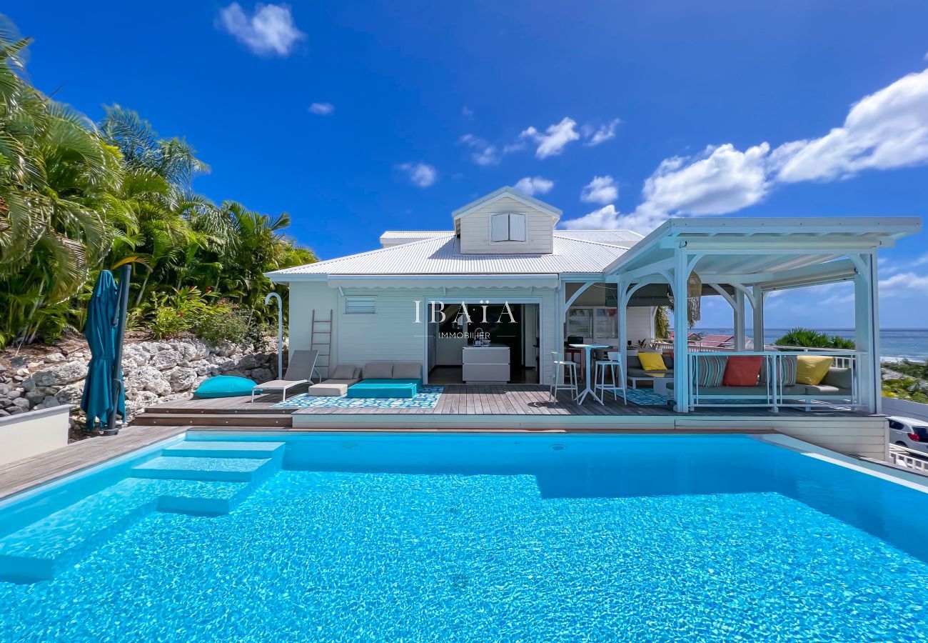 Piscine villa haut de gamme terrasse bois carbet salon de jardin