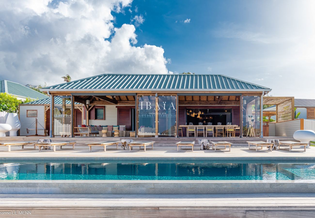 Villa de luxe façade terrasse transat piscine débordement