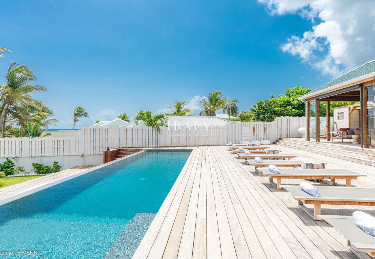 Piscine terrasse transat palissade vue autre côté