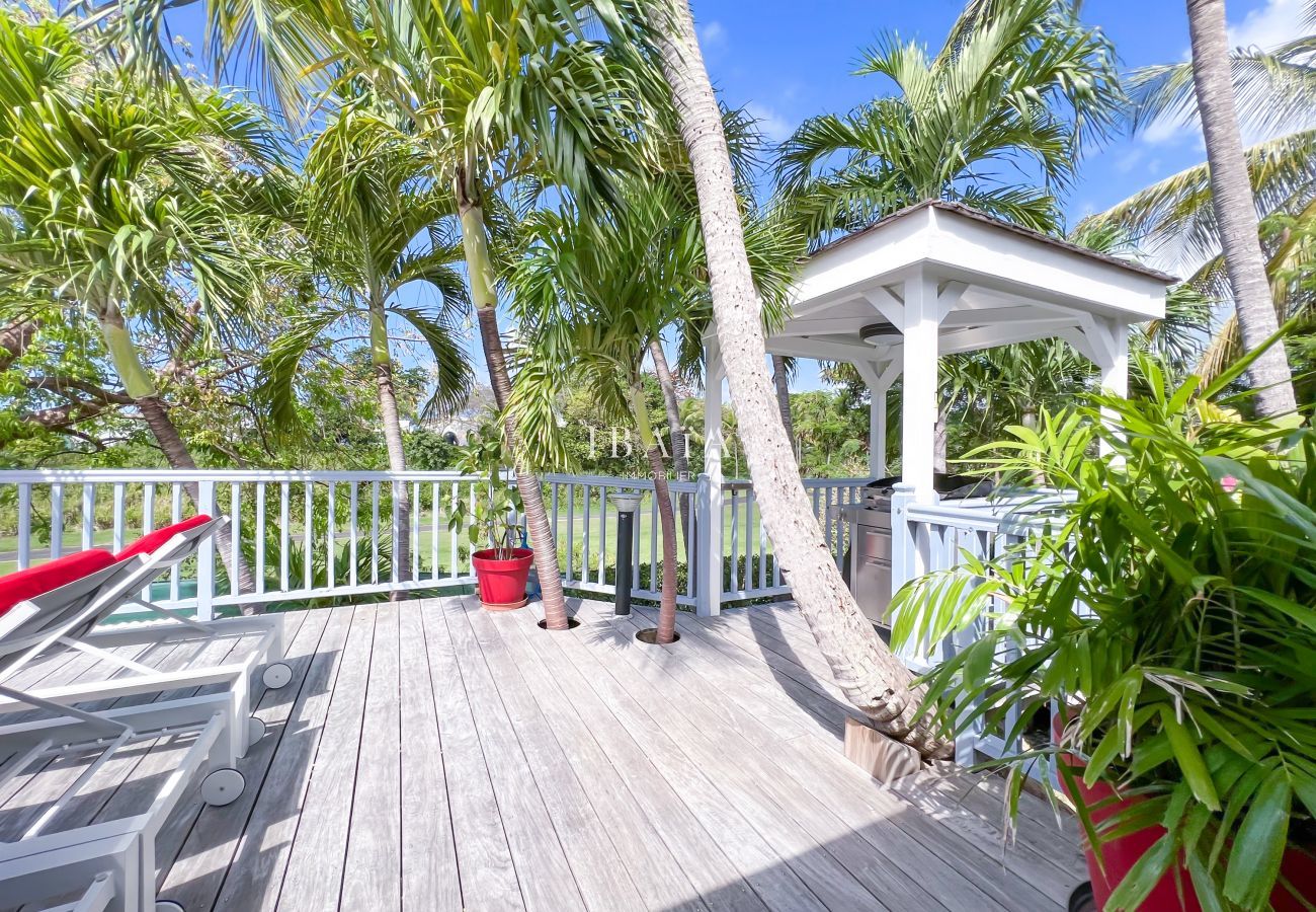 Vue sur le petit patio avec son barbecue - Villa haut de gamme aux Antilles