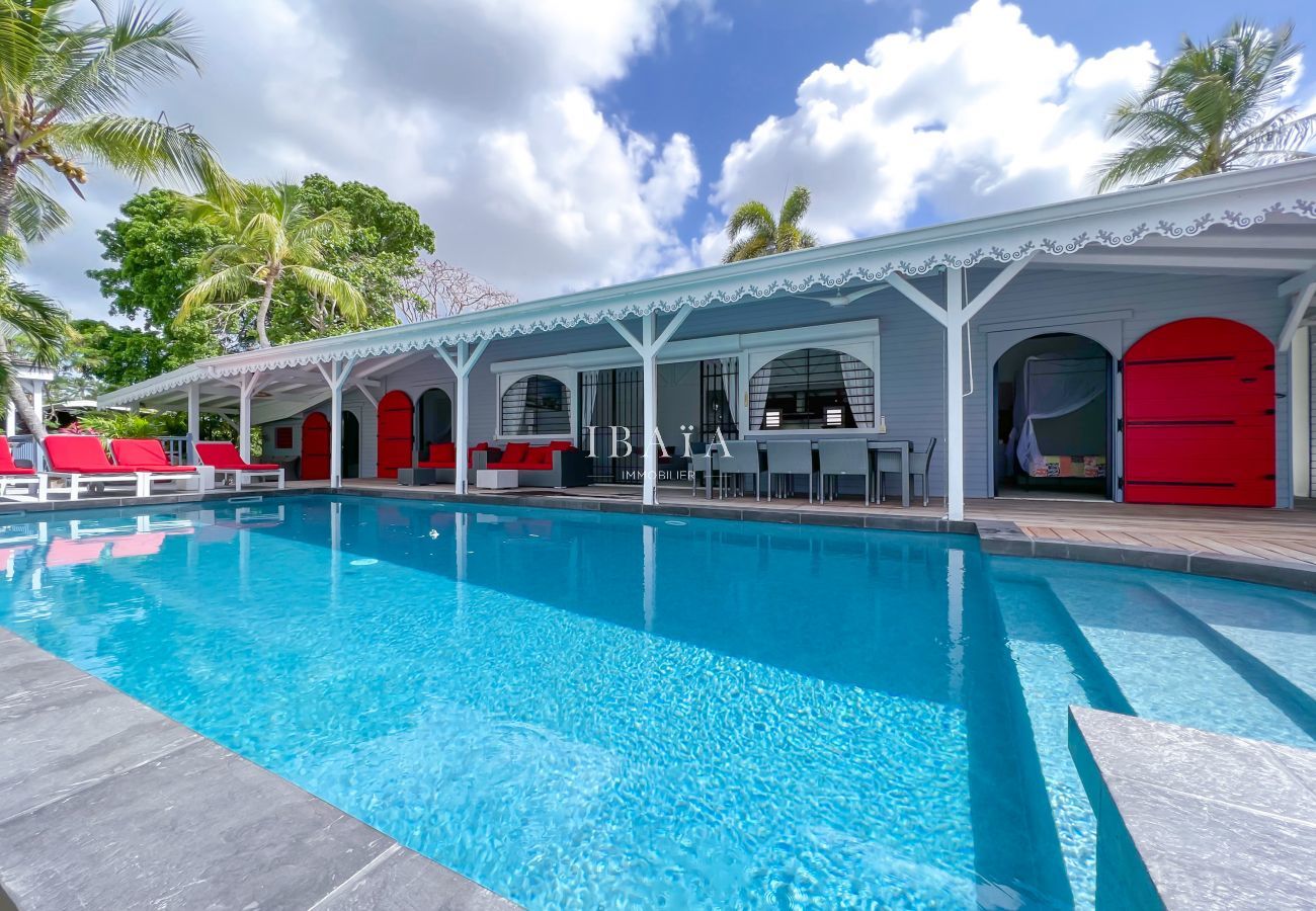 Piscine à débordement devant la terrasse de la villa - Villa haut de gamme aux Antilles