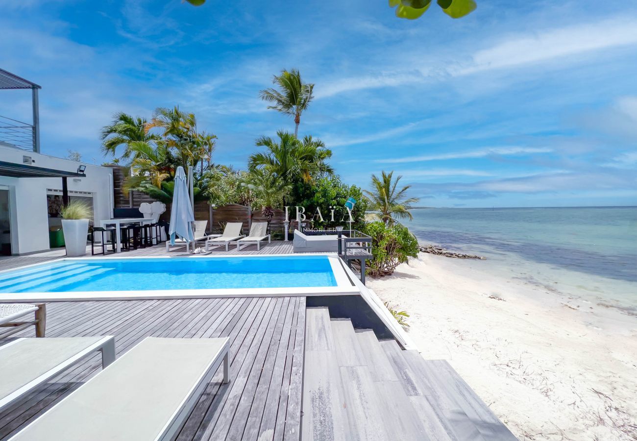 Terrasse en bois, piscine à débordement, plage privée de sable blanc, lagon de Saint François
