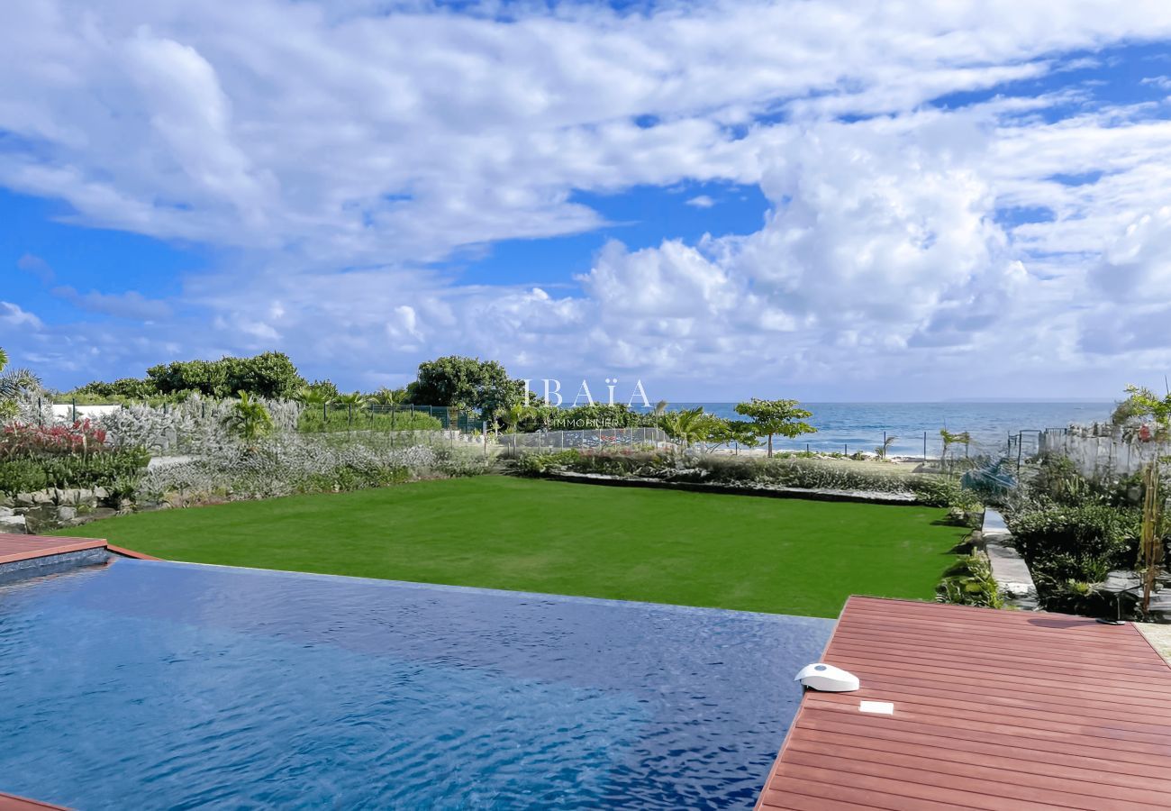 Piscine et jardin face à l’océan