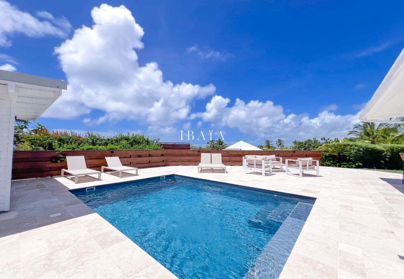 Piscine privée avec chaises longues
