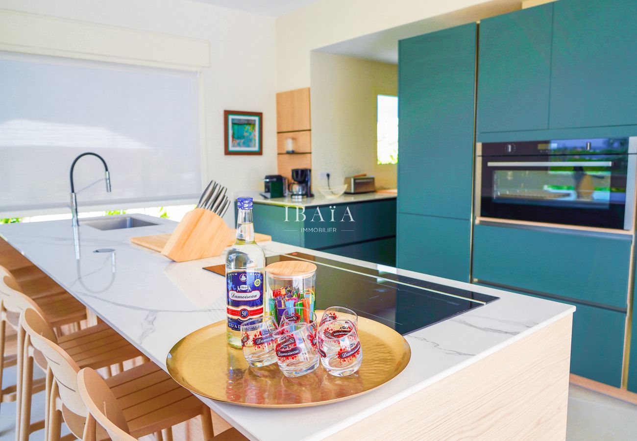 Cuisine design avec îlot, tabourets et appareils