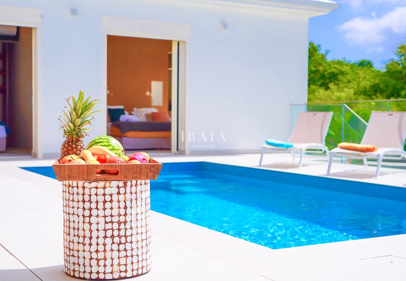 Plateau de fruits exotiques près de la piscine