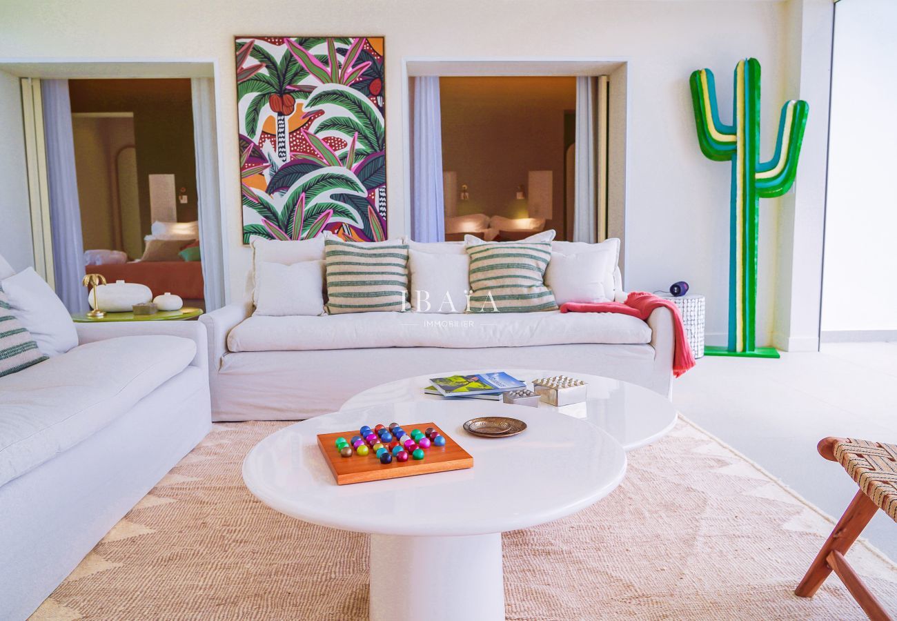 Intérieur lumineux avec canapés et déco colorée