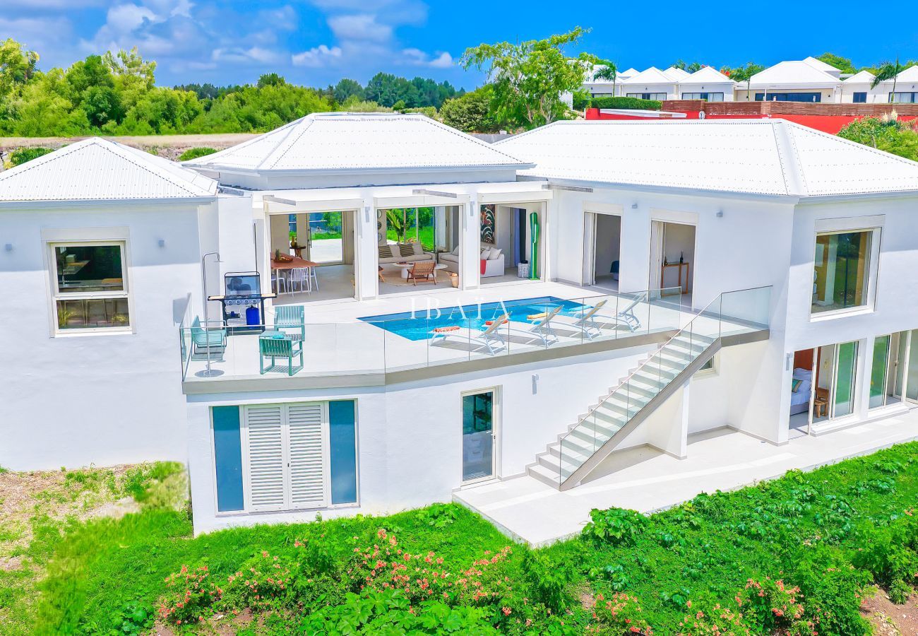 Villa moderne blanche avec piscine sur terrasse