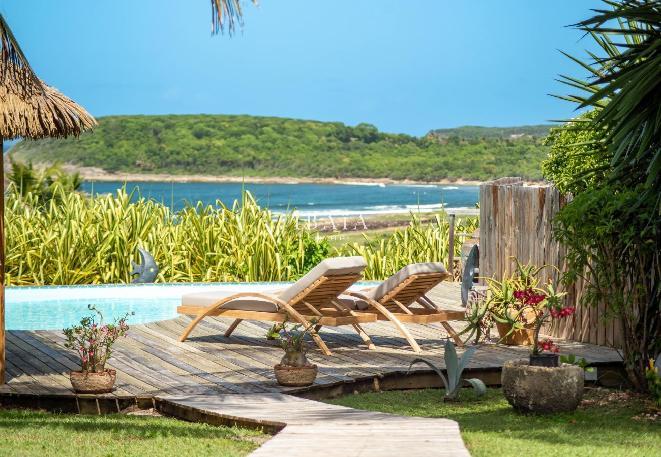 Transats, deck en bois et vue mer sauvage